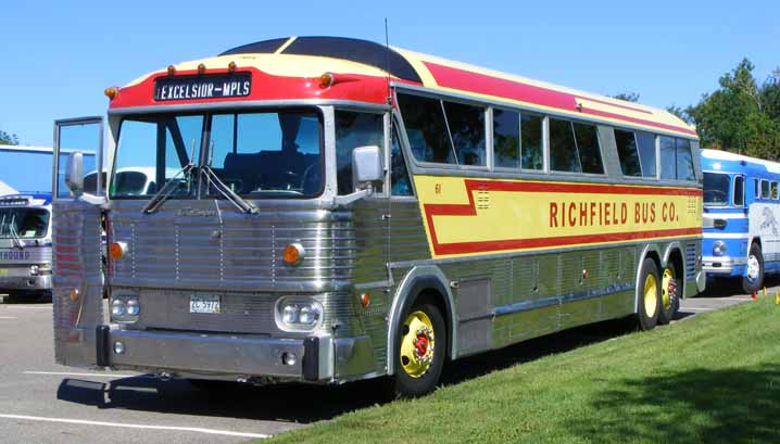 Richfield Bus Co MCI MC-7 Challanger 61
